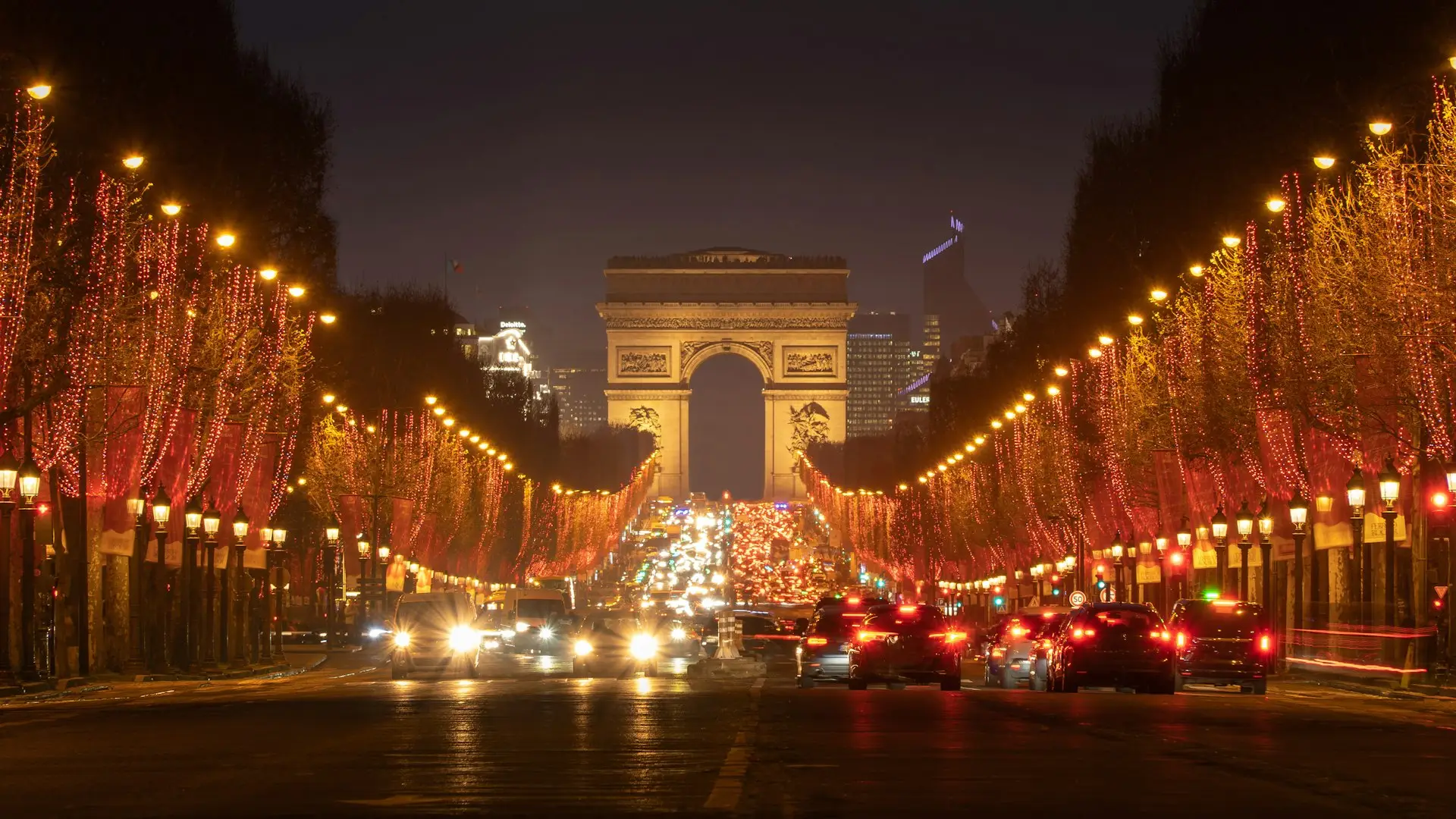 Avenue des Champs-Élysées de nuit, circulation vers l’Arc de Triomphe
